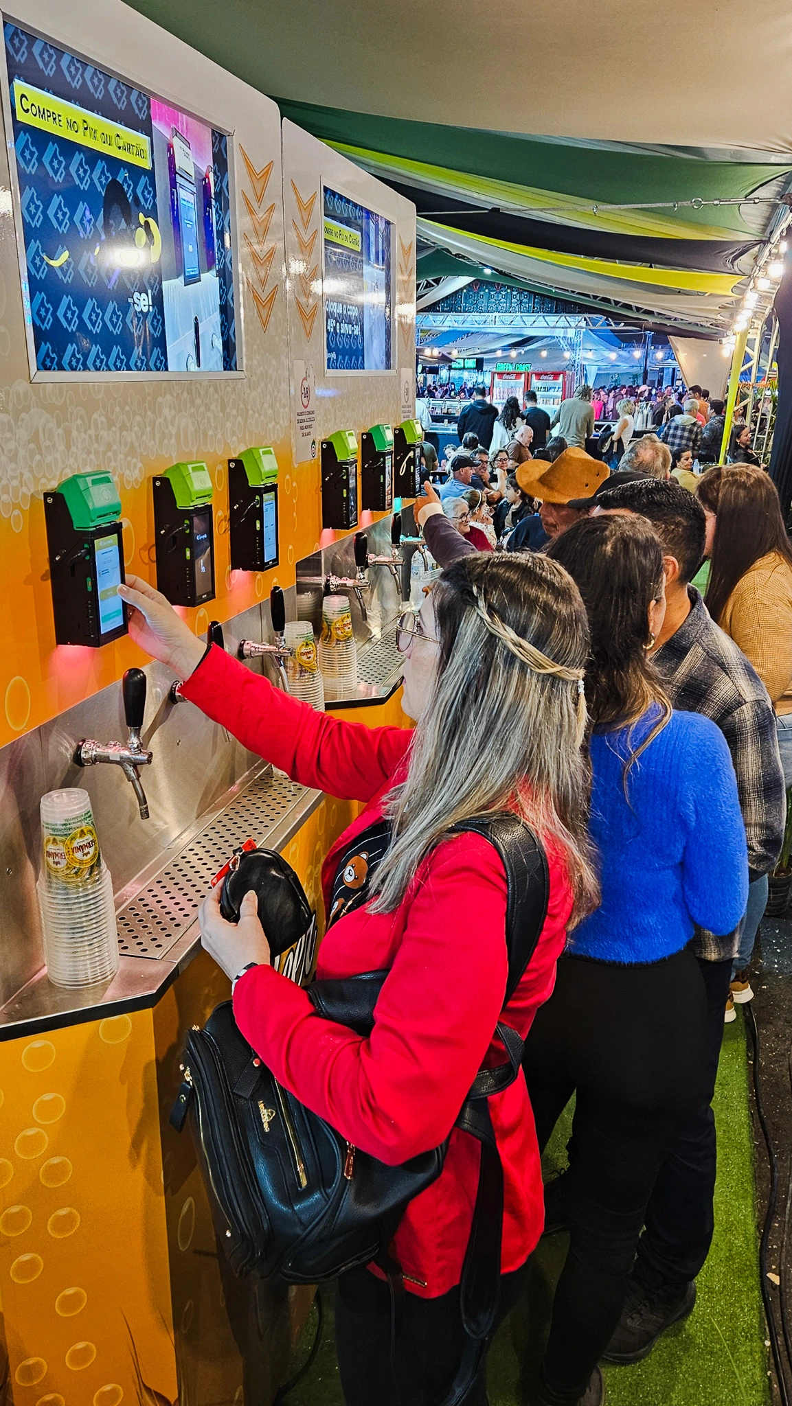 Pessoas em um evento com autosserviço de chopp
