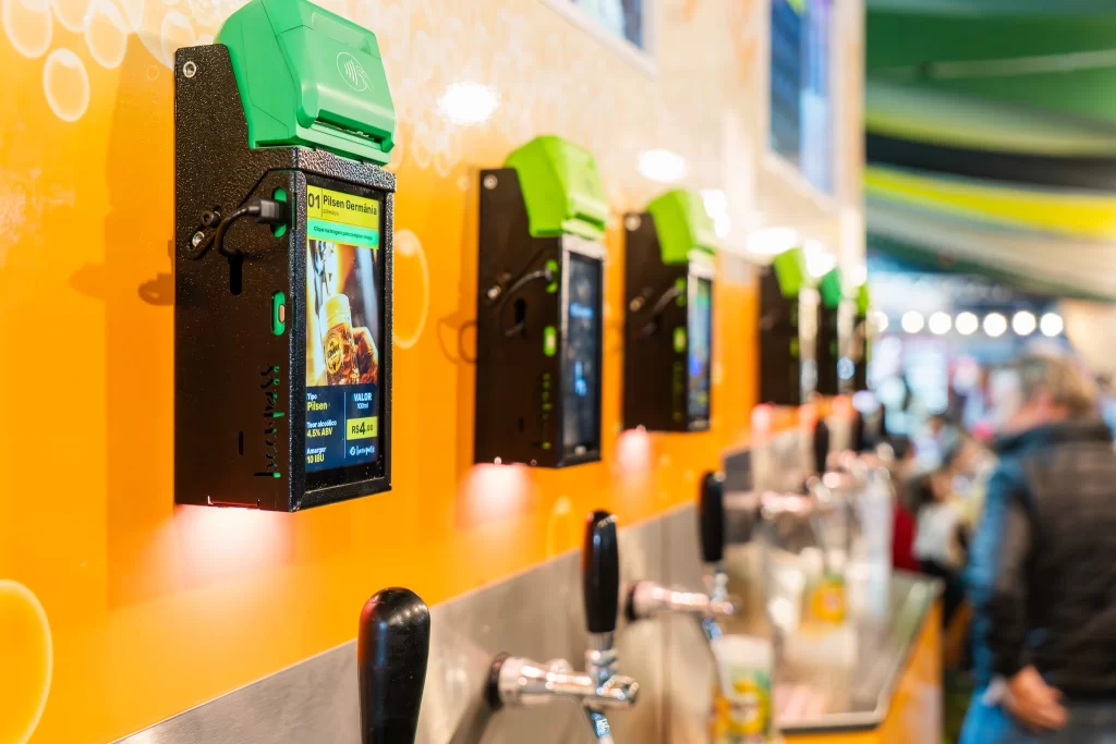 chopeira inteligente em local fechado com sistema Beerpass em operação