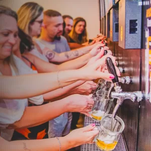 solução Beerpass de autosserviço de chope em bar movimentado