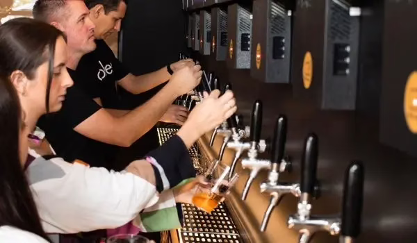 cliente realizando autoatendimento de chope no totem autosserviço Beerpass