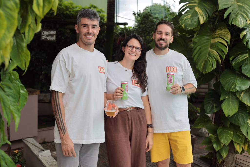 Ao centro está Bárbara, mestre cervejeira da Luci, especializada em cerveja sem álcool