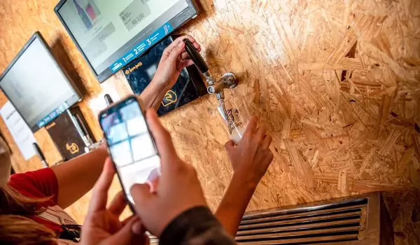 chopeira inteligente de autosserviço Beerpass sendo utilizada por cliente